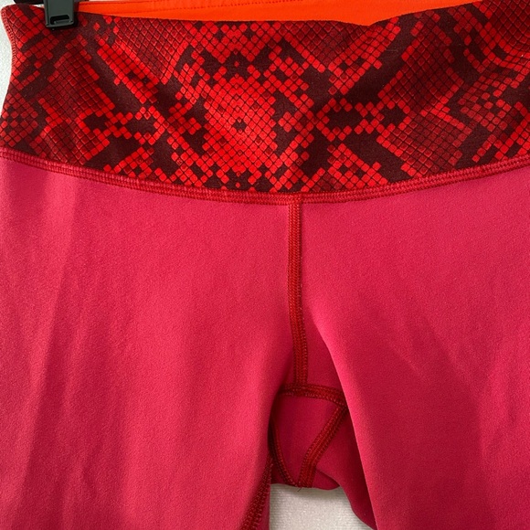 Lululemon Women's Leggings Wunder Under Cropped Reversible Ziggy Snake Red Tide8 - Picture 4 of 13